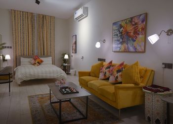 استديو  بغرفة نوم وصالة مميزة 