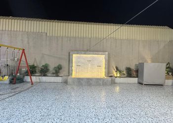 شاليه بجلسة خارجية وألعاب أطفال
