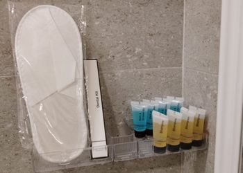غرفة بأثاث مريح وبسيط