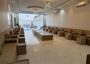 شاليه بمسطح اخضر وجلسة خارجية