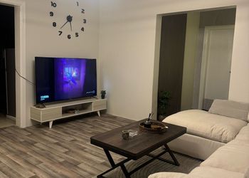 استديو بسرير ماستر وجلسة مريحة 
