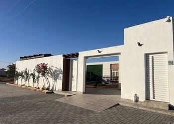 شاليه بمسطح اخضر ومسبح 
