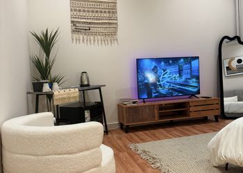 استديو بأثاث مريح وبسيط 