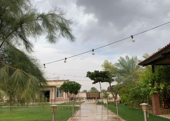استراحة بمسطح اخضر ومجالس