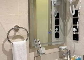 استديو بسرير ماستر وأثاث مريح 