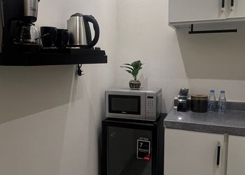 استديو بأثاث مريح وبسيط 