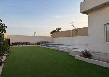 شاليه بمسطح اخضر وجلسة خارجية