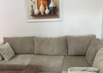 شقة بصالة جلوس وغرفتين نوم 