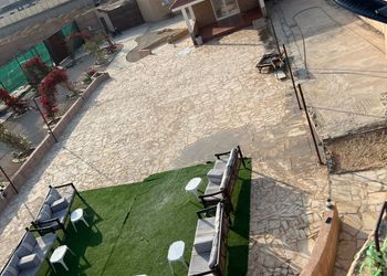 استراحة بجلسة خارجية ومسطح اخضر