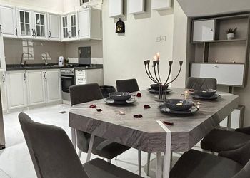 شاليه بمسطح اخضر ومسبح 