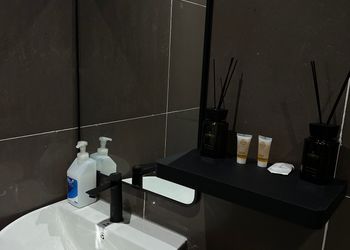 استديو بسرير مريح وتصميم هادئ 