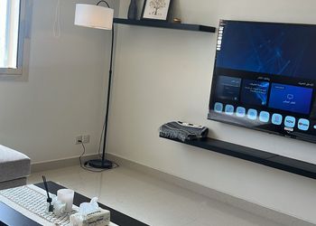 شقة بصالة جلوس وغرفتين نوم 
