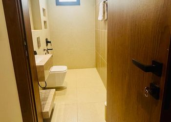 شقة بصالة وغرفة نوم وبأثاث مريح