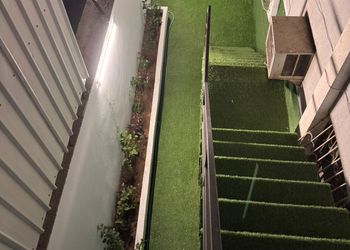 غرفة بسرير ماستر وجلسة خارجية