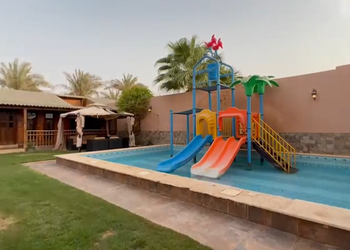 شاليه كوخ خشبي بمسبح العاب مائية