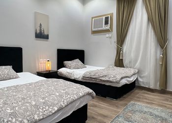 مزرعة بأطلالة جبلية وبيت شعر 