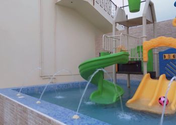شاليه بألعاب مائية ومسطح اخضر