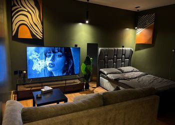 استديو بأثاث مريح وبسيط 