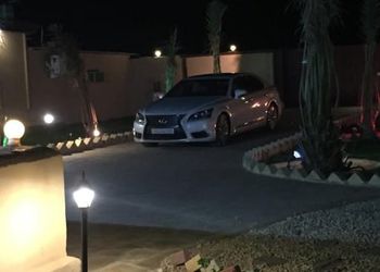 مزرعة بجلسات خارجية و ألعاب اطفال 