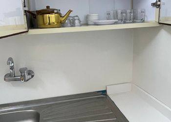 شقة بصالة جلوس وغرفتين نوم 