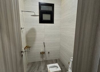 شاليه بمسطح اخضر ومسبح 