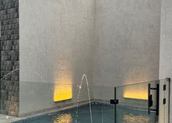 شاليه بمسطح اخضر ومسبح 
