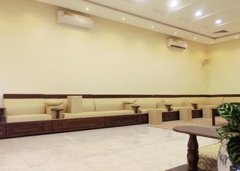 استراحة بمجلس واسع ومسطح اخضر 