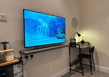 استديو بأثاث مريح وبسيط 