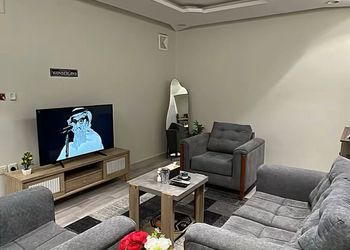 شقة بدخول ذاتي وصالة مريحة 