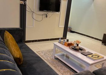 شقة بغرفة معيشة وغرفتين نوم 
