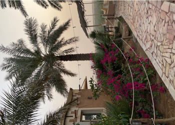 مزرعة بطابع تراثي ومسطحات خضراء