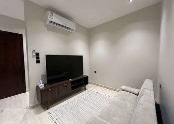 استديو بأثاث مريح وبسيط 