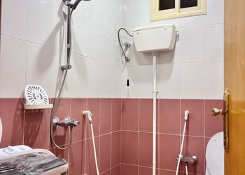 شقة بأثاث مريح وبسيط 