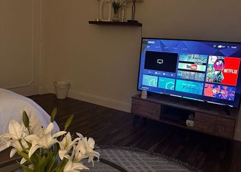 استديو بأثاث مريح وبسيط 