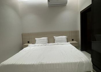 استديو بسرير ماستر وأثاث مريح 