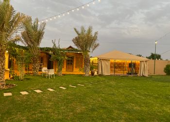 مزرعة بمسطح اخضر وبيت شعر