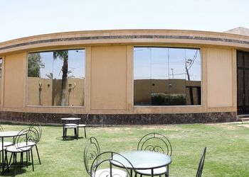 استراحة بمسطح اخضر ومسبح داخلي 