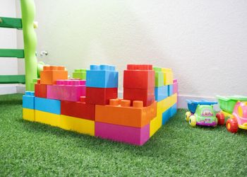 شقة بألعاب أطفال