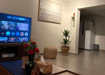 شقة بصالة أنيقة ودخول ذاتي 