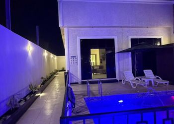 فيلا بمسبح خارجي وجلسة خارجية 