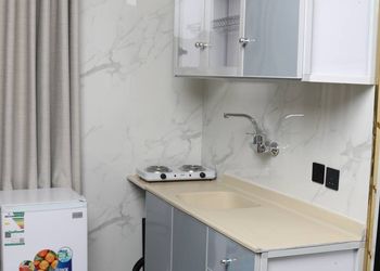 استديو بأثاث مريح وبسيط 