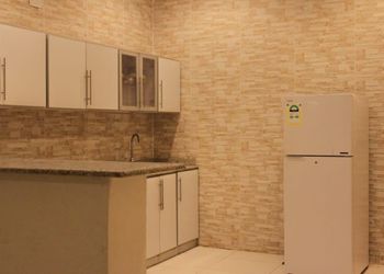 شاليه بمسطح أخضر وألعاب أطفال