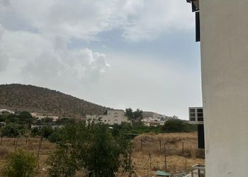 وحدة بمجلس وغرفة نوم وفناء خارجي