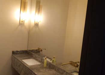 شاليه بجلسة تطل على مسبح خارجي 