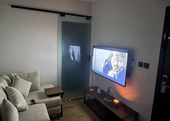 شقة بغرفة نوم مريحة وبروجكتر 