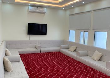 شاليه انيق ومسطح اخضر واسع