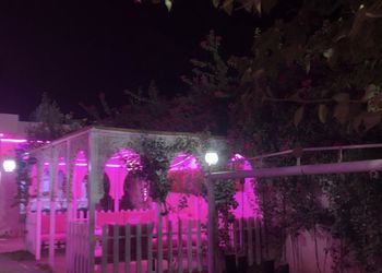 شالية بمجالس وفناء خارجي 