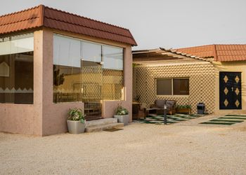 استراحة بجلسات خارجية ومسبح 