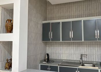 استراحة بصالة مطلة على الخارج 