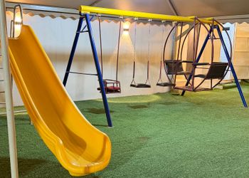 شاليه بجلسة خارجية وألعاب أطفال